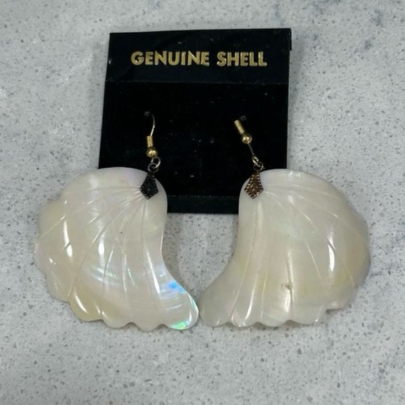Vintage Genuine
Shell Dangling
Earrings Large
Carved White
Mother-of-Pearl Shell - Picture 6 of 6